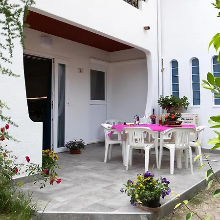 Iota Holiday home *